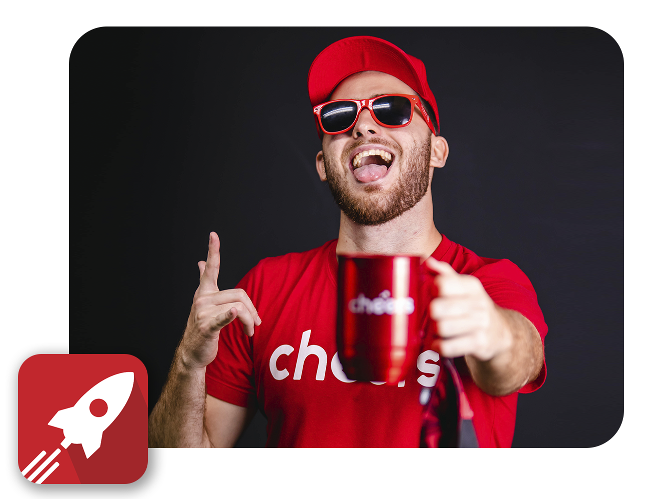 Universitário descontraído e alegre segurando uma caneca- <alt>