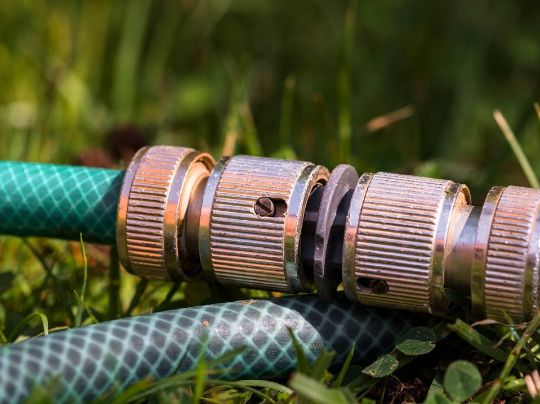 ÁGUA EM CONTA: COMO REDUZIR DESPERDÍCIOS E ECONOMIZAR NO LAR