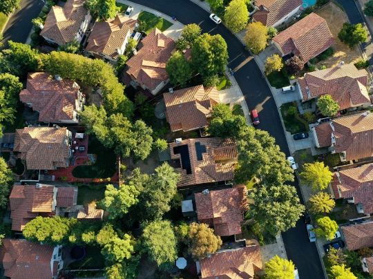 INVESTINDO EM SUSTENTABILIDADE: COMO ESCOLHER OPÇÕES FINANCEIRAMENTE E ECOLOGICAMENTE RESPONSÁVEIS