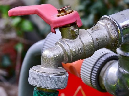 ECONOMIA DE ÁGUA: DICAS PARA EMPRESAS ECONOMIZAREM ÁGUA E REDUZIREM CUSTOS