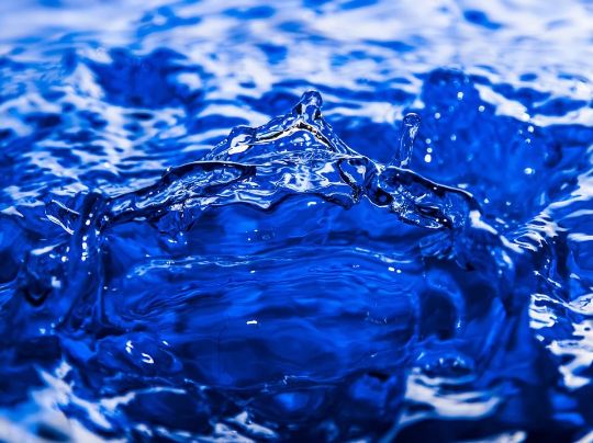 NO AZUL COM O AZUL: COMO A ECONOMIZA DE ÁGUA IMPACTA SUAS FINANÇAS