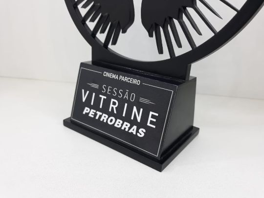 TROFÉU MDF LAQUEADO PRETO VITRINE PETROBRAS ZOOM
