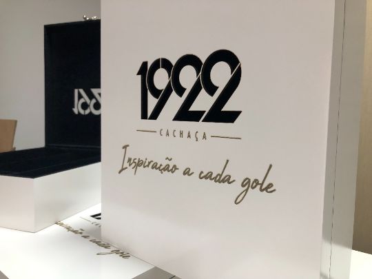 caixa mdf laqueado branco flocado interno para cachaça