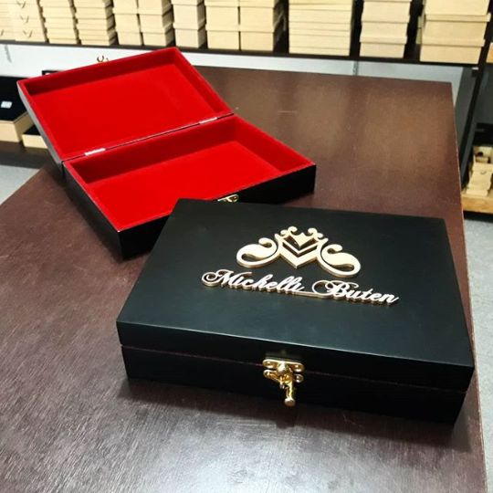 CAIXA MDF FLOCADA VERMELHO COM LOGO MICHELLI BUTEN