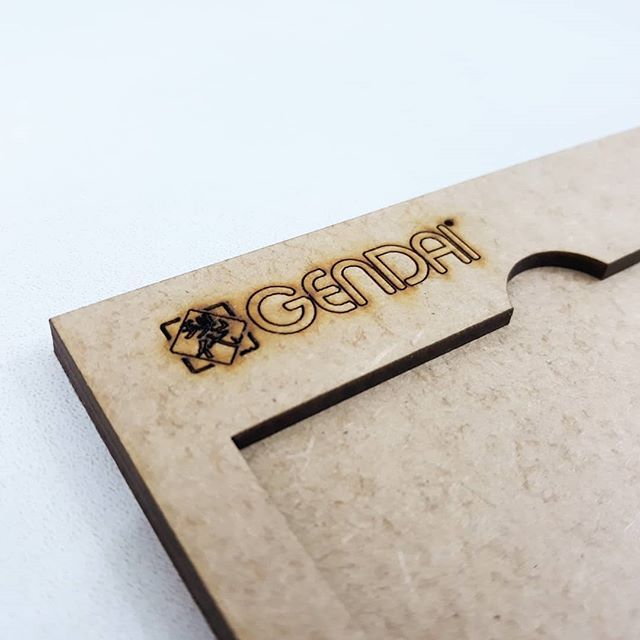 TANGRAM MDF CRU PERSONALIZADO A LASER GENDAI LOGO