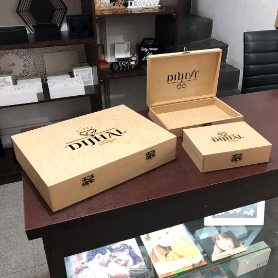 CAIXA MDF CRUA COM LOGO DIJHAL COM FECHO