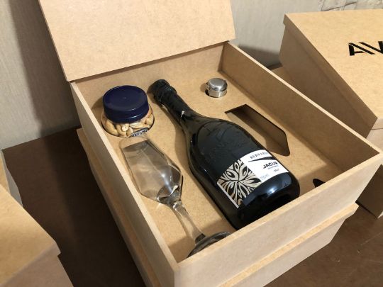 caixa mdf berço para garrafa de vinho, taça e acessórios