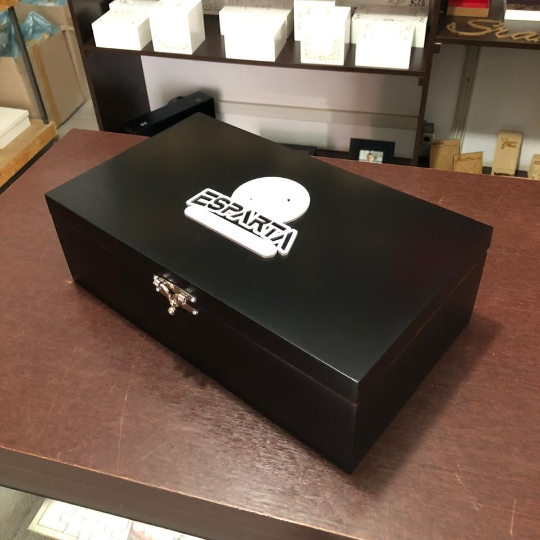 CAIXA PARA BONECO E CADERNO MOLESKINE ESPARTA LAQUEADA DE PRETO