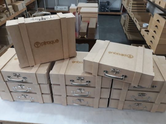 MALETA MDF COM RIPA PARA TORRADAS PIRAQUE COM ALÇA E FECHO