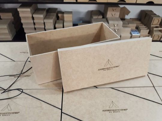 CAIXA BRINDE MDF TAMPA SOLTA SAPATO COLO LOGO GRAVADO A LASER AMERICAN TOWER