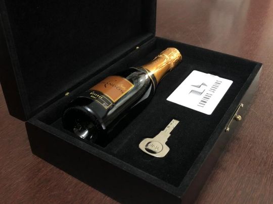 caixa mdf preta e flocado dobradiça pino embutida