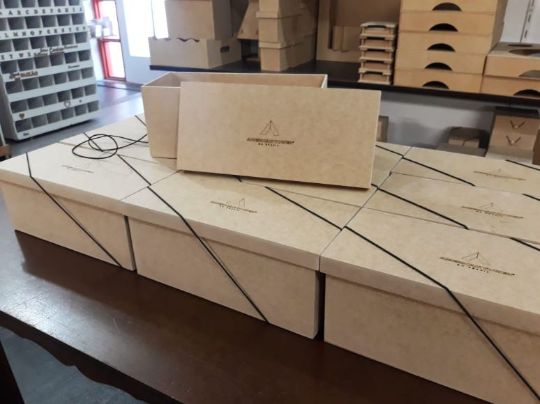 CAIXA BRINDE MDF TAMPA SOLTA SAPATO COLO LOGO GRAVADO A LASER AMERICAN TOWER COM ELÁSTICO