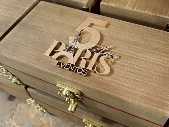 caixa mdf aplique laser dourado no marrom rustico