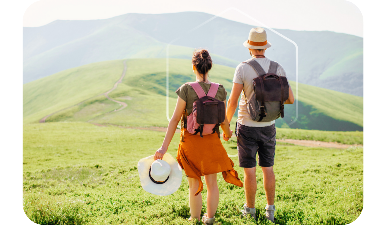 Foto de um casal viajando, com um hexágono em volta deles, simbolizando o Seguro Viagem