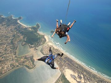 Trilhas na Praia do Rosa