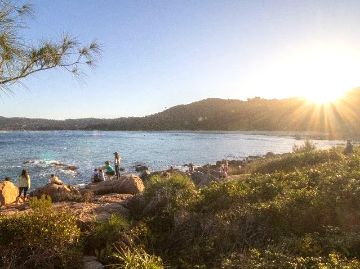 por do sol na trilha da praia vermelha praia do rosa sc