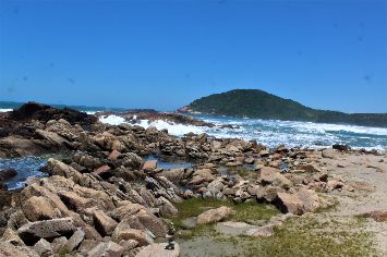 trilha-praia-do-rosa-vermelha-pousada