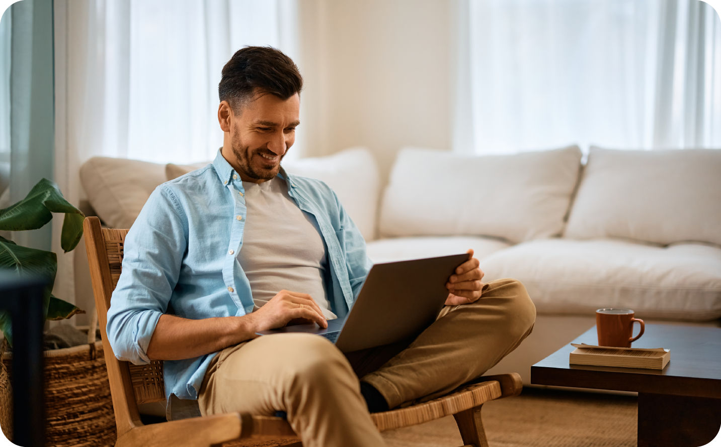 homem_feliz_pesquisando_na_internet_bortolini_imoveis