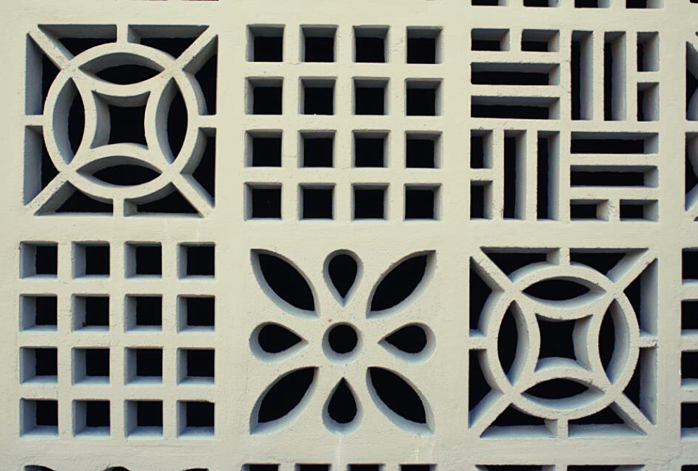 Explorando a junção perfeita entre forma e função, nossos cobogós e elementos vazados de concreto oferecem design personalizado e eficiência. Com padrões distintivos, proporcionam iluminação natural, ventilação eficiente e privacidade estilizada. Duráveis e versáteis, esses elementos são a escolha ideal para adicionar sofisticação e praticidade ao seu espaço. Transforme seu ambiente com charme e funcionalidade. JWS Construções Fábrica de Pré-moldados e Lajes