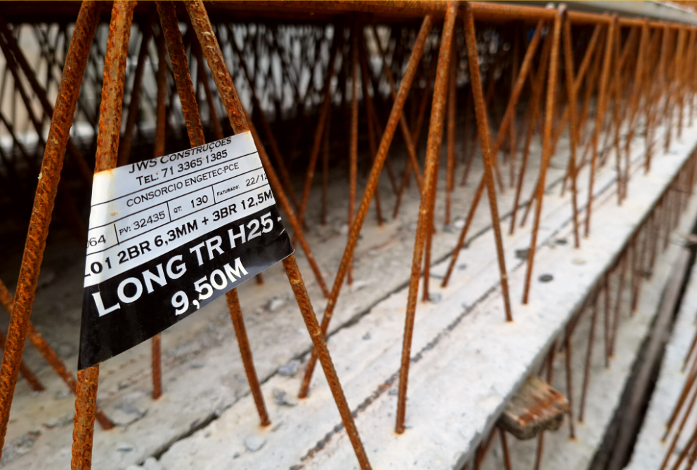 A praticidade das lajes treliçadas destaca-se pela agilidade na instalação e redução do tempo de obra. TR08: Eficiência em Vãos Menores TR12: Versatilidade Estrutural TR16: Solução Robusta para Cargas Significativas TR20: Suporta Altas Cargas Peso Permanente TR25: Grandes Vãos e Altas Cargas. JWS Construções Fábrica de Pré-moldados e Lajes