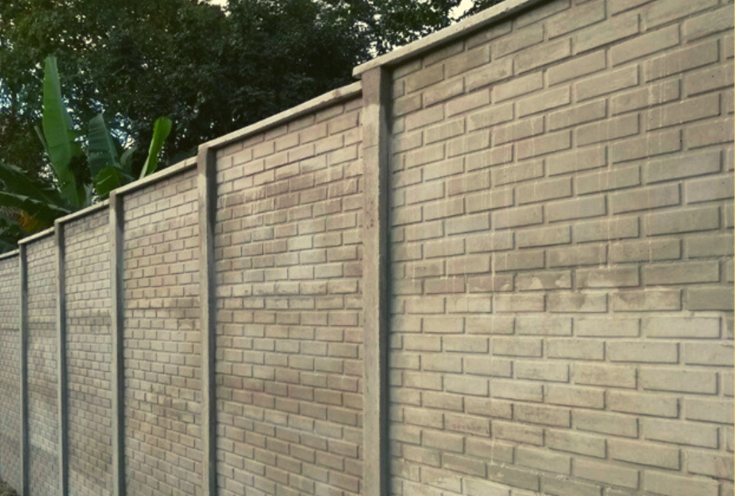 Muro Pré-Moldado com Placas Coloridas: Elegância e Resistência Unidas. Montagem Eficiente: O sistema pré-moldado agiliza o processo de instalação, reduzindo o tempo de obra e os inconvenientes associados. Isso resulta em uma montagem eficiente, sem comprometer a qualidade ou a estabilidade do muro. Para áreas residenciais até espaços industriais. JWS Construções Fábrica de Pré-moldados e Lajes