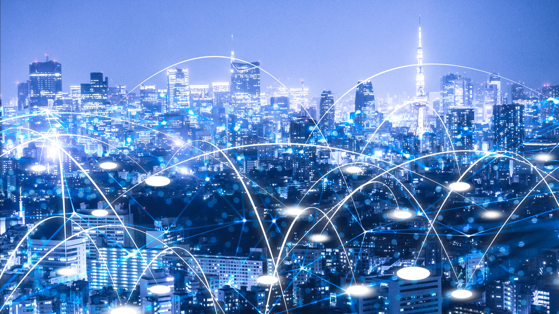 Teste em quadro elétrico com multímetro, ilustrando a diferença entre sistemas monofásico, bifásico e trifásico.