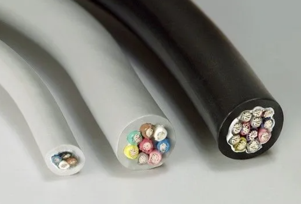 Corte transversal de cabos elétricos multipolares com isolação em PVC, HEPR e XLPE, destacando os diferentes materiais isolantes utilizados em aplicações industriais