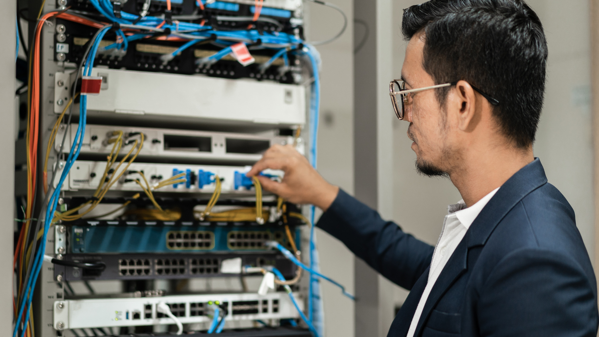 Corte transversal de cabos elétricos multipolares com isolação em PVC, HEPR e XLPE, destacando os diferentes materiais isolantes utilizados em aplicações industriais