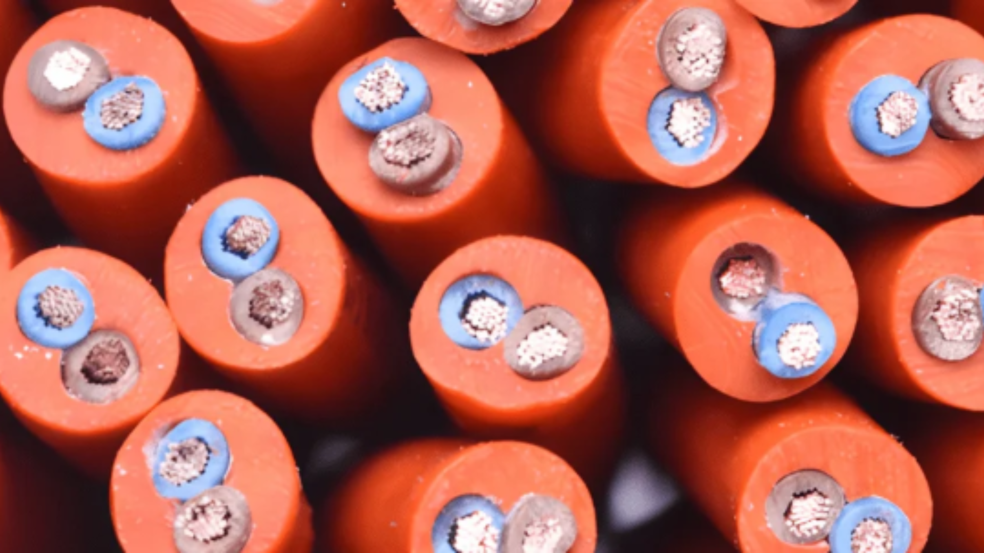 Corte transversal de cabos elétricos multipolares com isolação em PVC, HEPR e XLPE, destacando os diferentes materiais isolantes utilizados em aplicações industriais