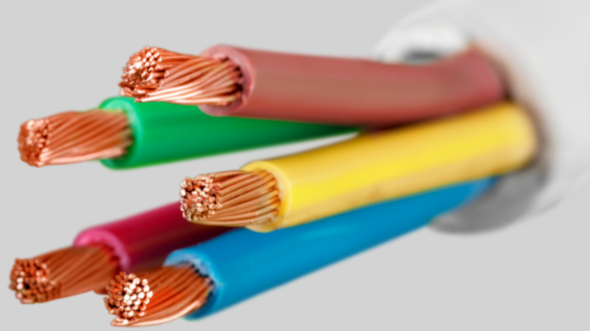 Corte transversal de cabos elétricos multipolares com isolação em PVC, HEPR e XLPE, destacando os diferentes materiais isolantes utilizados em aplicações industriais