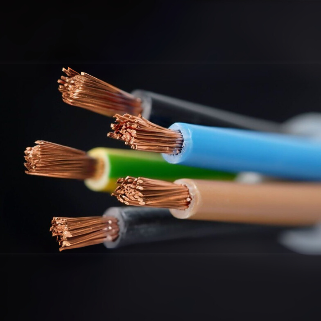 Cabos elétricos com diferentes bitolas e isolamentos coloridos, representando a importância da escolha correta da bitola para cada tipo de instalação elétrica.