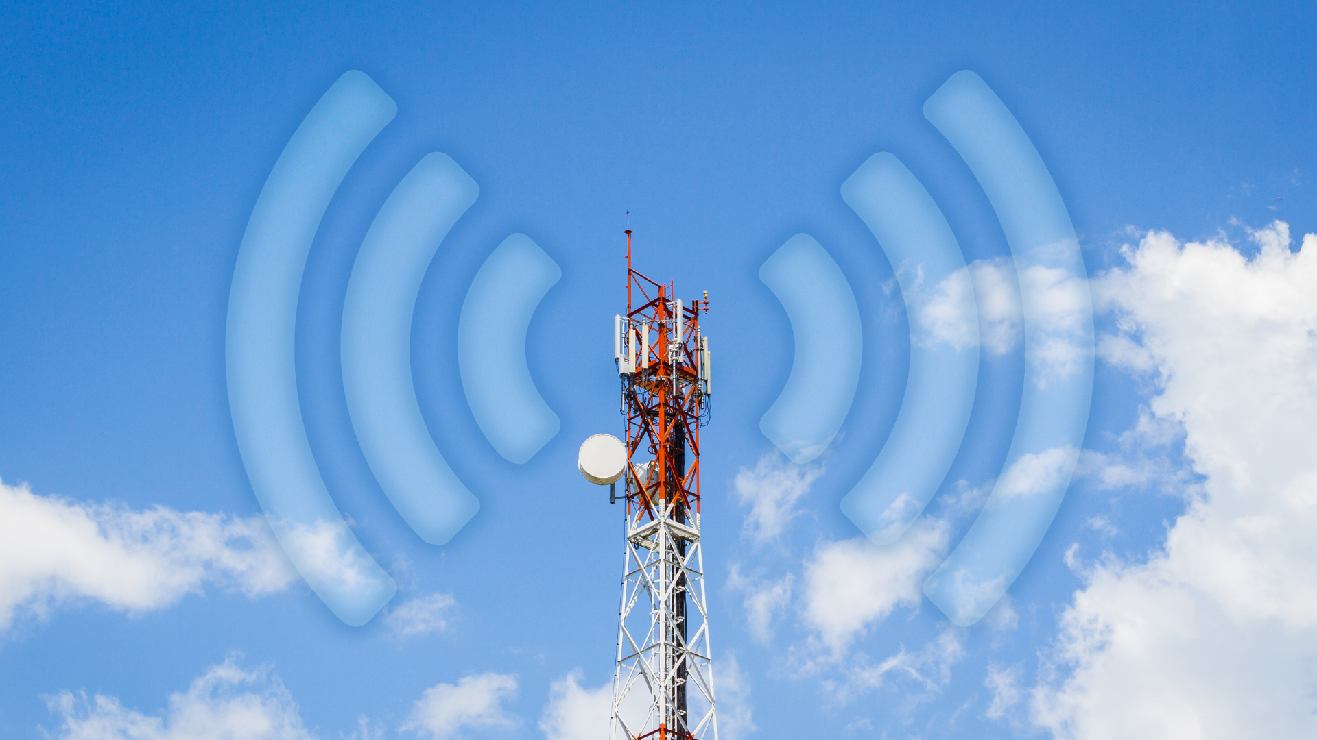 Equipamentos de subestação com isoladores, ilustrando a diferença entre sistemas monofásico, bifásico e trifásico na distribuição elétrica.