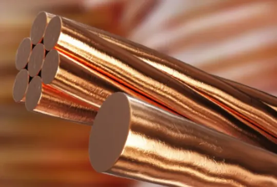 Imagem comparativa entre condutores de cobre rígido e flexível, ilustrando as diferenças estruturais entre cabos para instalações elétricas. Representação didática para auxiliar na escolha entre cabo rígido e cabo flexível conforme a aplicação.