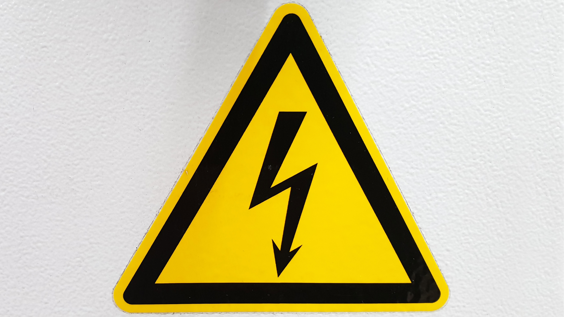 Corte transversal de cabos elétricos multipolares com isolação em PVC, HEPR e XLPE, destacando os diferentes materiais isolantes utilizados em aplicações industriais