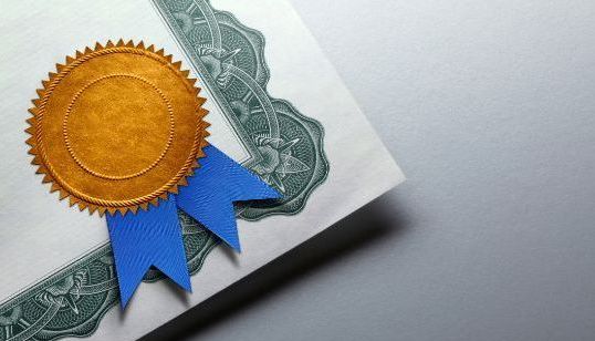 Cabos elétricos com diferentes bitolas e isolamentos coloridos, representando a importância da escolha correta da bitola para cada tipo de instalação elétrica.