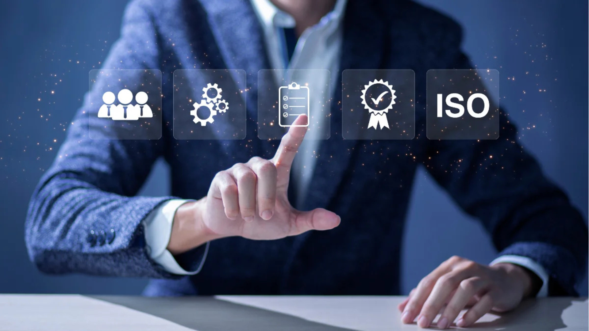 Equipamentos de subestação com isoladores, ilustrando a diferença entre sistemas monofásico, bifásico e trifásico na distribuição elétrica.