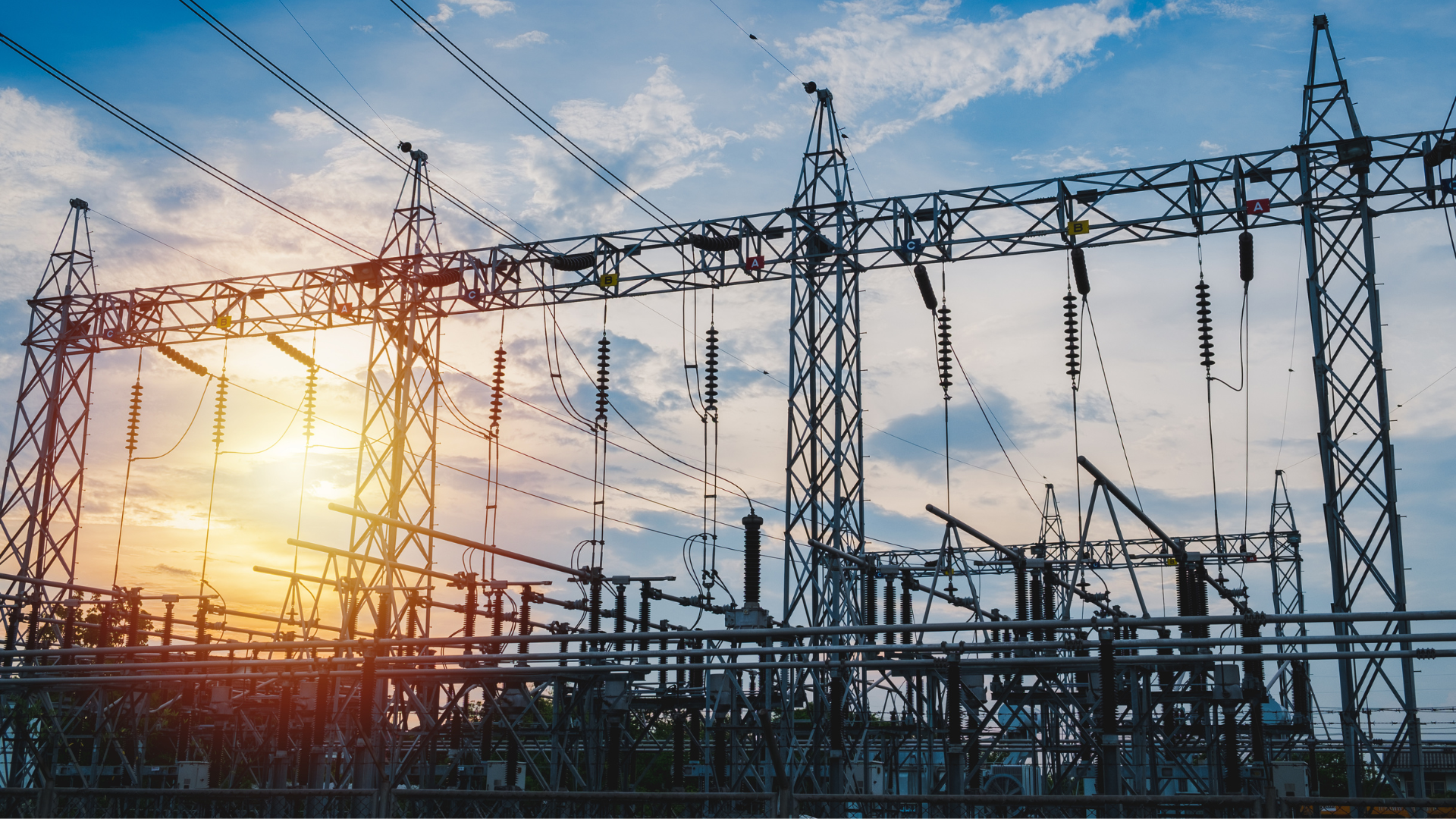 Corte transversal de cabos elétricos multipolares com isolação em PVC, HEPR e XLPE, destacando os diferentes materiais isolantes utilizados em aplicações industriais