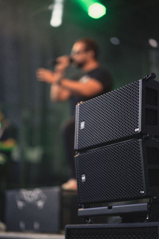 Sistema de som digital, caixas e microfones sem fio para eventos