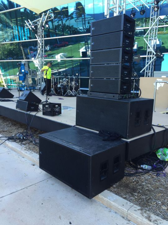 Backdrops, painéis, lambe-lambe, totens e cenografia suspensa