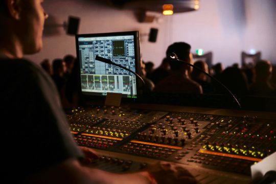 Equipe técnica da LOC FIX operando sistema de áudio em show