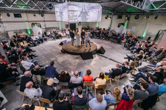 Backdrops, painéis, lambe-lambe, totens e cenografia suspensa