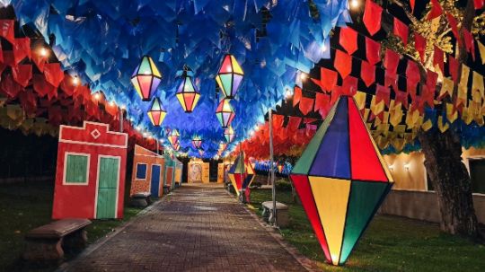 Backdrops, painéis, lambe-lambe, totens e cenografia suspensa para o carnaval 2026