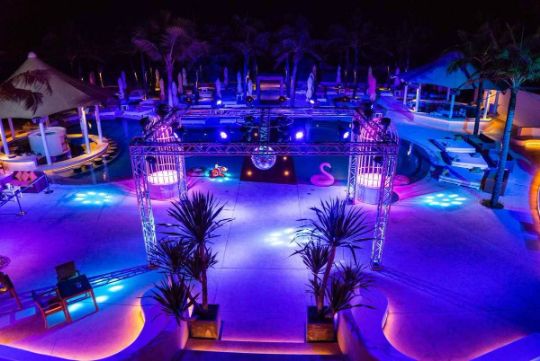 Backdrops, painéis, lambe-lambe, totens e cenografia suspensa 