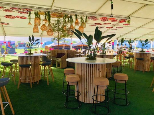 Backdrops, painéis, lambe-lambe, totens e cenografia suspensa