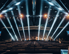 Locação de iluminação cênica profissional para shows, eventos, espetáculos, festivais, palestras, congressos, palestras, corporativos e eventos em geral no Rio de Janeiro e Brasil.