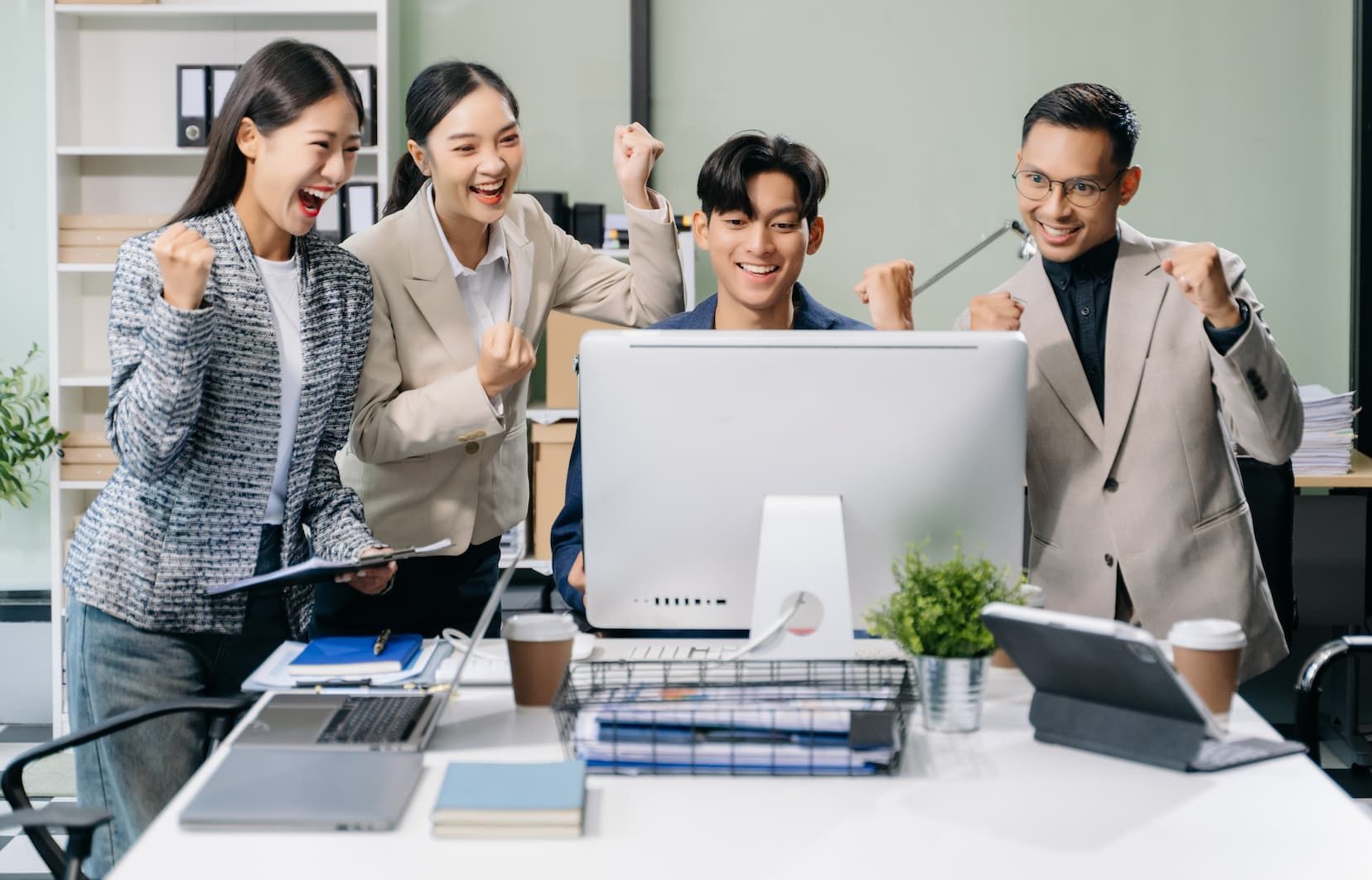 Imagem de uma equipe de trabalho feliz e colaborativa.