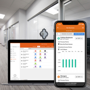 Interface do aplicativo Alarm.com mostrando o painel de controle e notificações de segurança em tempo real.