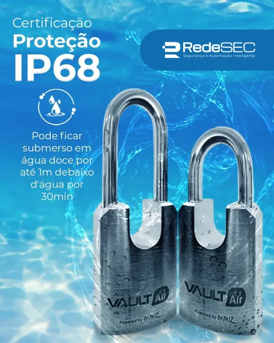 Cadeado de alta segurança ASSA ABLOY VAIR-PLBT50HS submerso em água demonstrando certificação IP68 para uso em infraestruturas críticas e ambientes externos.