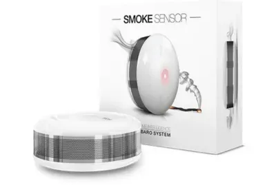 Sensor de fumaça óptico e térmico Fibaro Smoke Sensor com design ultra-compacto e sirene integrada para segurança contra incêndio.