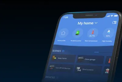 Interface do aplicativo Yubii da Nice e Fibaro em smartphone de luxo, exibindo dashboard de controle de luzes, clima e câmeras de segurança.